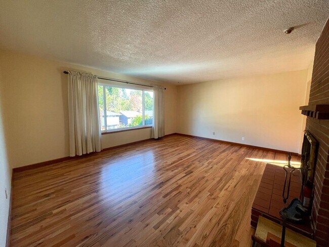 Building Photo - 3338 SW Marigold St