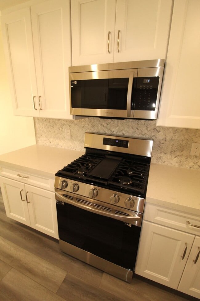 Building Photo - Remodeled 2+1 Upstairs Parkside Condo
