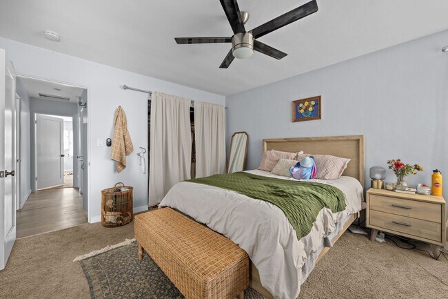 Building Photo - Large backyard - no back house!