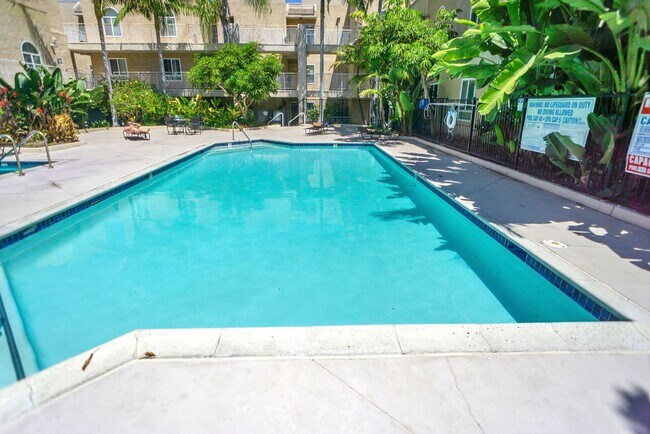 Building Photo - Great 2/1 condo close to SDSU and Colina D...