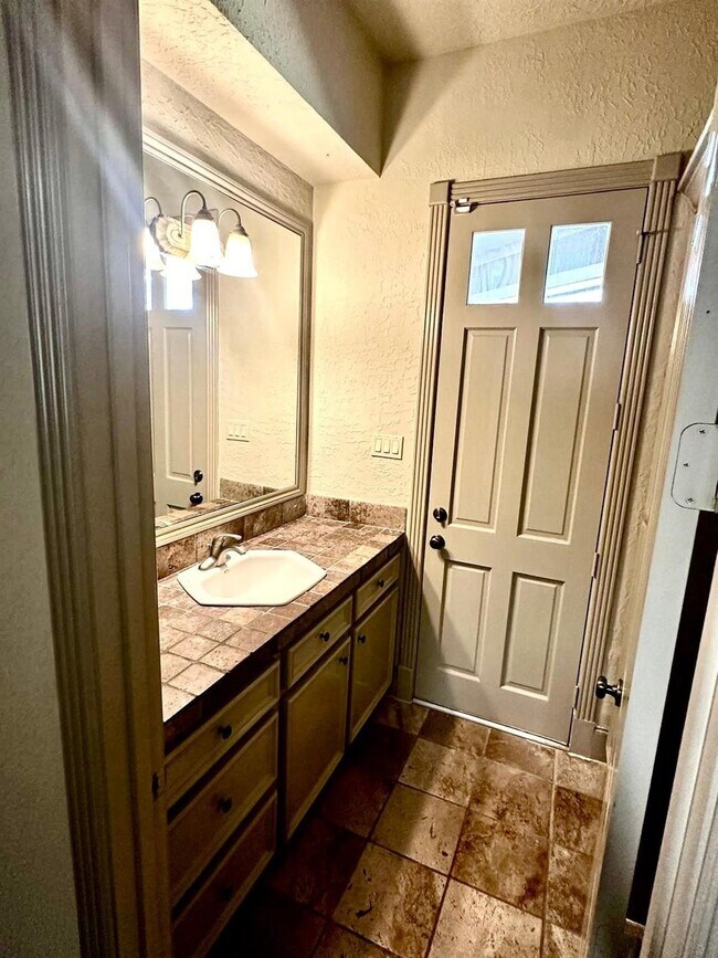 Building Photo - 38 Hillock Woods