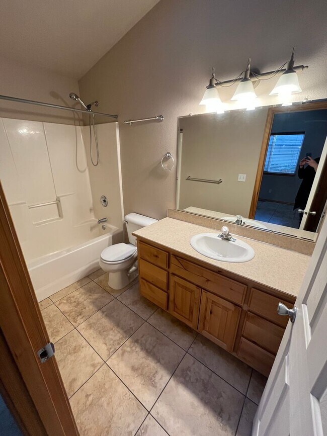 Building Photo - Single Level Home Close to Mountain View High School