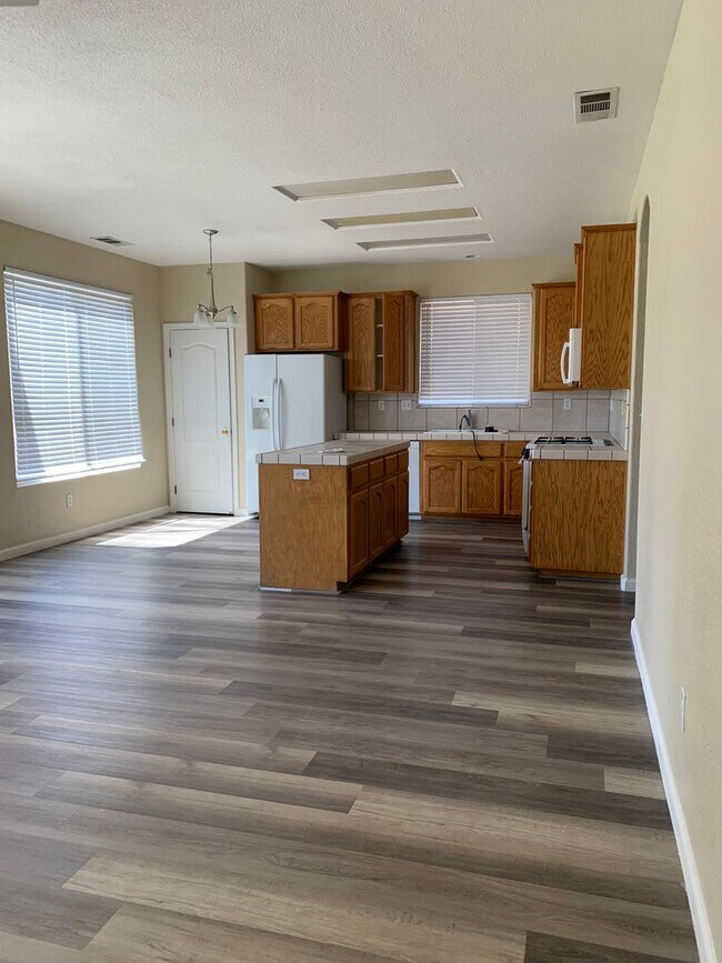 Building Photo - 6 BR 3 BA 2 Story home available in Visalia now