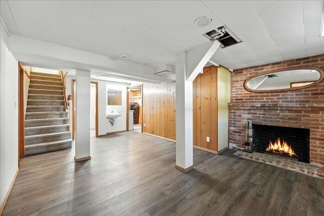 Building Photo - Spacious, Newly Renovated 5-Bedroom Home N...