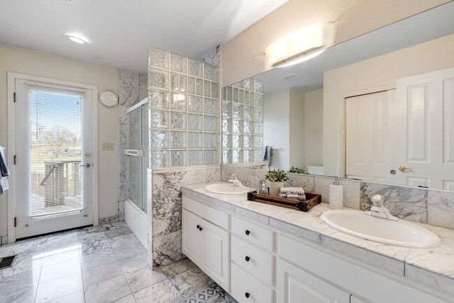 Building Photo - Beautiful 5 bedroom/3bath home with a pool