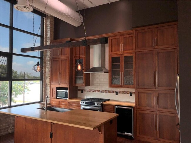 Building Photo - 110 W 2nd St