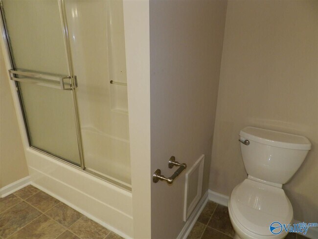 Building Photo - 523 Farmingdale Rd SE