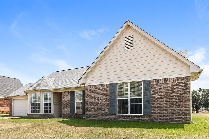 Building Photo - 1649 Cherry Creek Dr