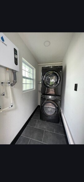 Building Photo - 7009 Kingsbury Cir