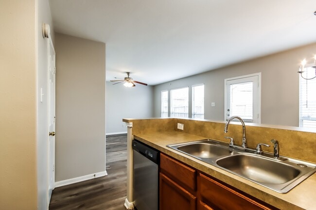 Building Photo - 1111 Richcrest Dr