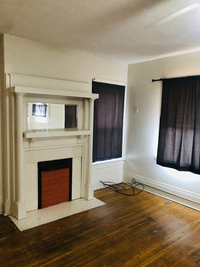 Building Photo - Large House w/ off-street parking & 3 BATHROOMS!