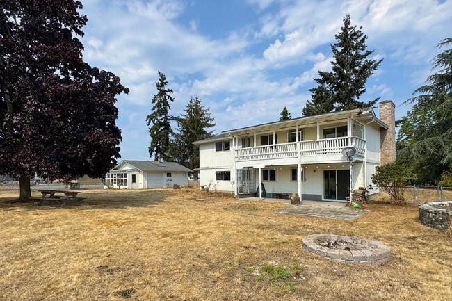 Building Photo - Large Home on Large Lot in Sequim