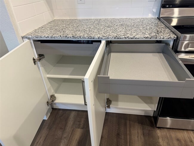 Building Photo - 9906 Grosbeak Ln