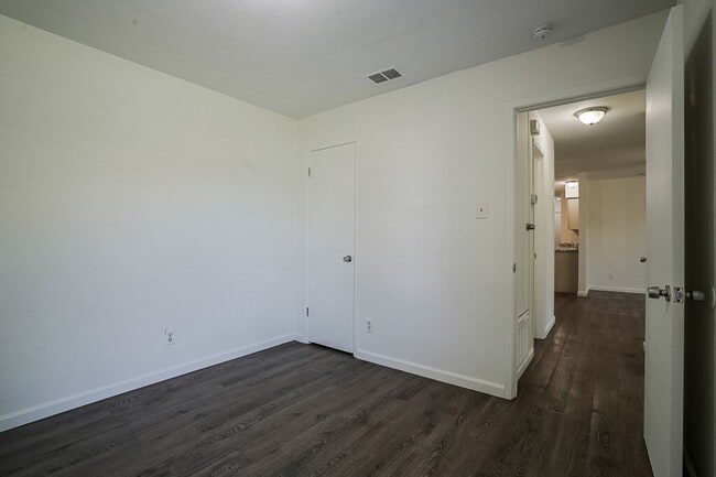 Building Photo - 701 Country Aire Dr