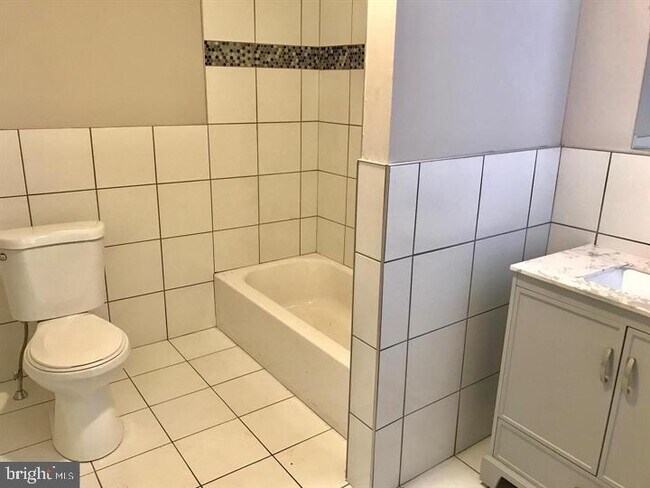 Building Photo - 4933 Chestnut St