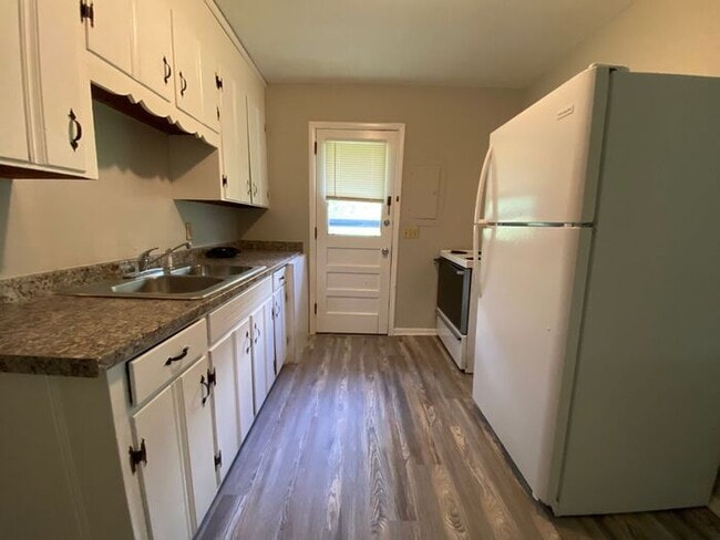 Building Photo - Cozy 2 Bedroom Duplex Available - Walk Dow...