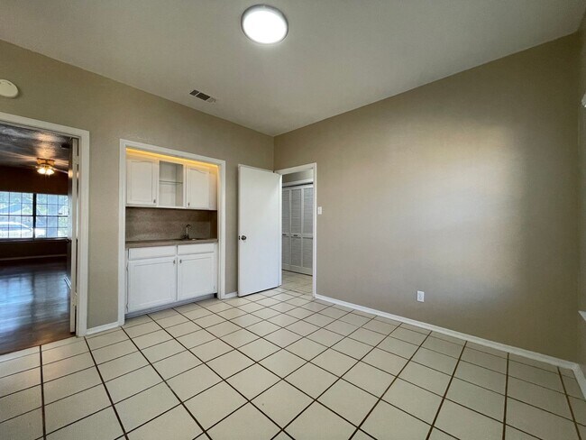 Building Photo - AVAILABLE NOW 2 BEDROOM 2 BATH TOWNHOME IN GRAPEVINE