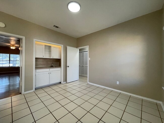 Building Photo - AVAILABLE NOW 2 BEDROOM 2 BATH TOWNHOME IN...