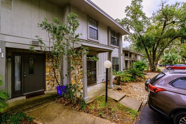 Building Photo - 9 Oakwood Park