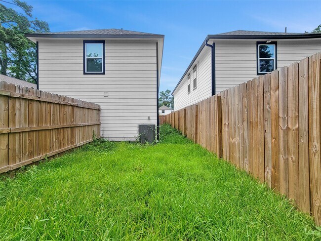 Building Photo - 8217 Crestview Dr