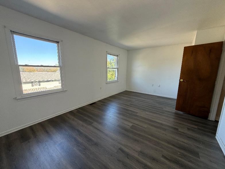 Building Photo - 235 Vista Dr