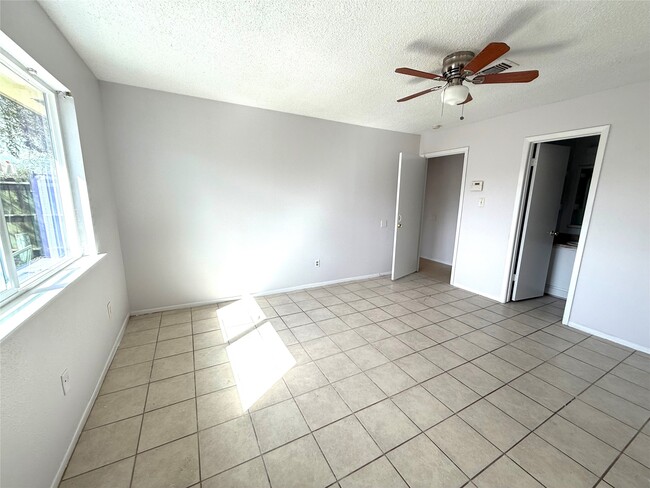 Building Photo - 12119 Tambourine Dr