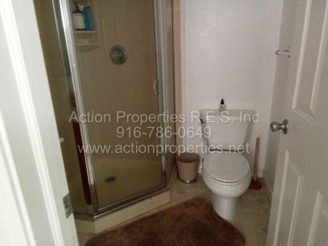 Building Photo - Updated Downtown Roseville Home - 2 Bed, 2...
