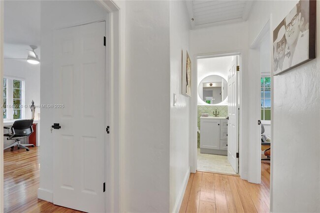 Building Photo - 842 NW 9th Ct