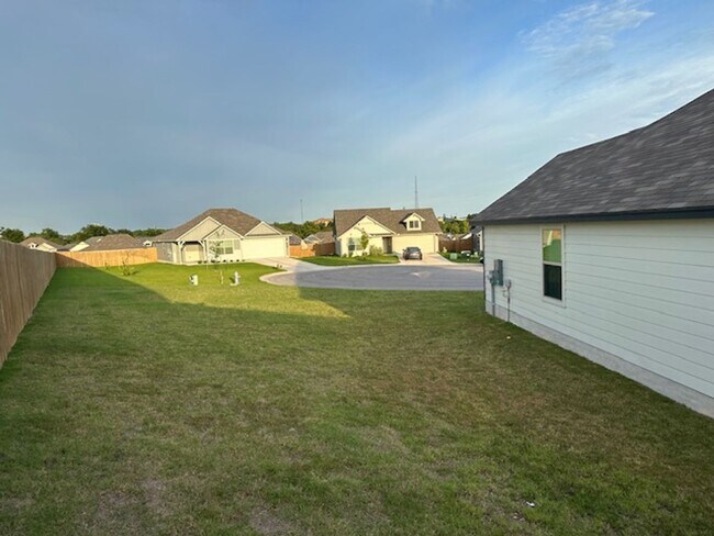 Building Photo - 3bd/2ba Home in the Willow Glenn Community...