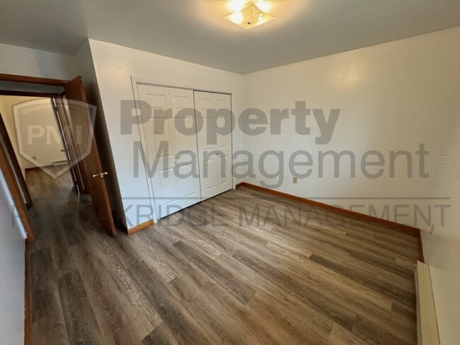 Building Photo - 2 Bed Single Level Apartment