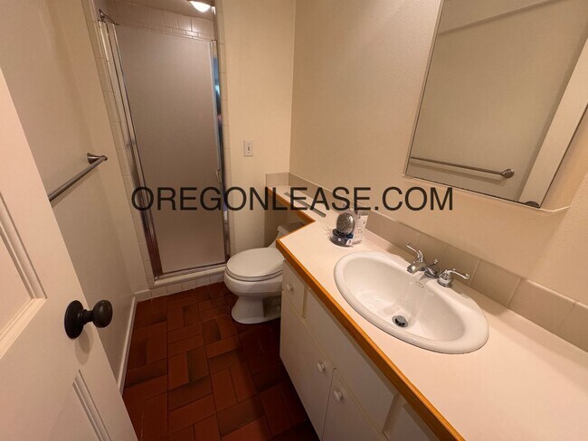 Building Photo - 1 bedroom 1 bath downtown apartment - available now