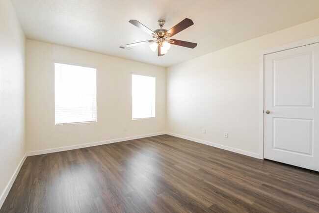 Building Photo - Townhome with Open Layout in Thornton