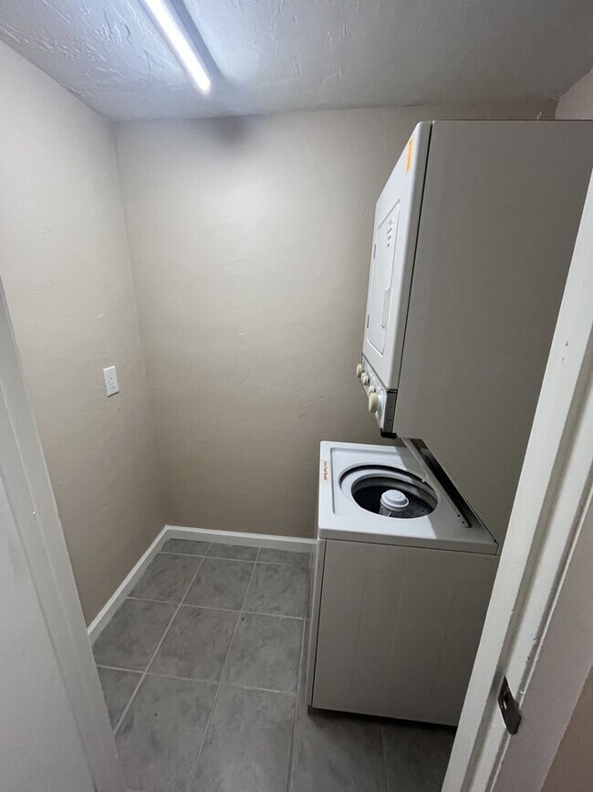 Building Photo - Updated 2BR/1.5BA Townhome w/ Office + Garage