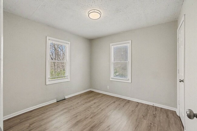 Building Photo - Charming Two Bedroom, One Bathroom Home Near Kansas City Zoo!