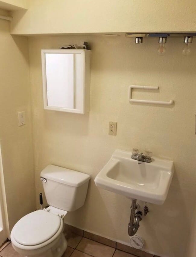 Building Photo - Midtown Ventura - Single story, three bedroom, two bath apartment