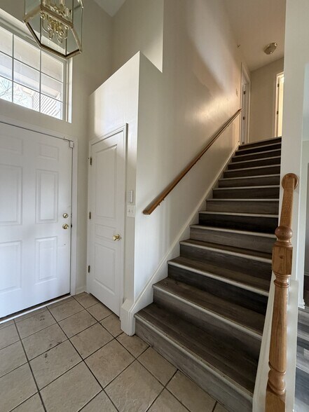 Building Photo - 1527 Yellowstone Dr