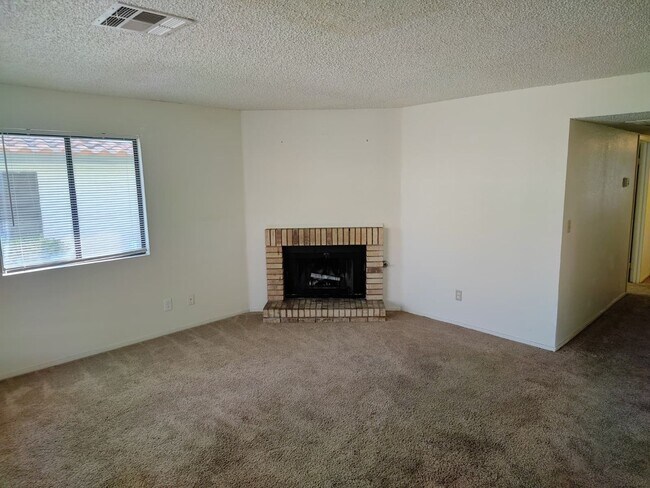 Building Photo - 3 Bedroom Condo