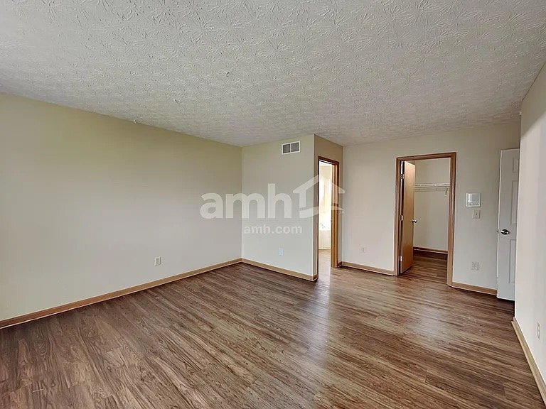 Building Photo - 452 Crestmoore Dr