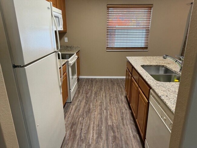 Building Photo - KU1-Broadway Duplex 1