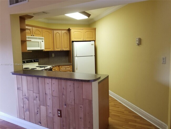 Building Photo - 9735 Fontainebleau Blvd