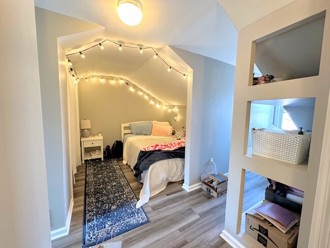 Building Photo - 2221 Jane St