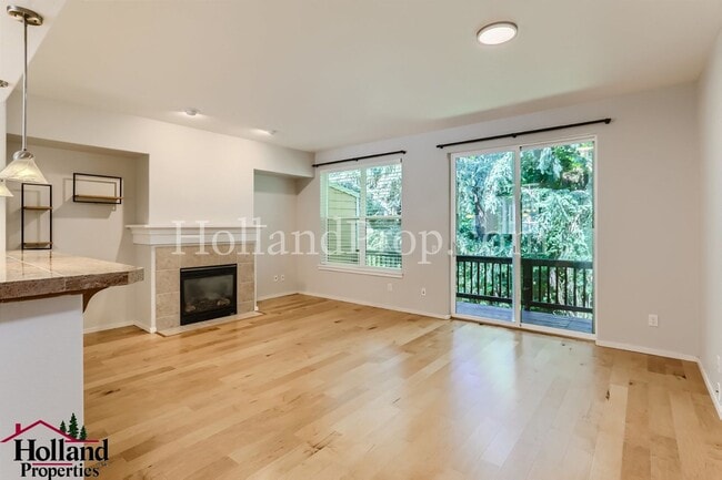 Building Photo - Stylish 3-Level Townhome Surrounded by Nat...