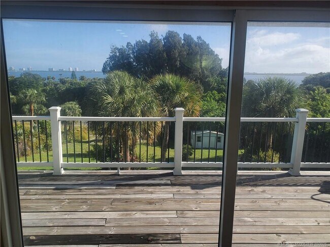 Building Photo - 4203 NE Skyline Dr