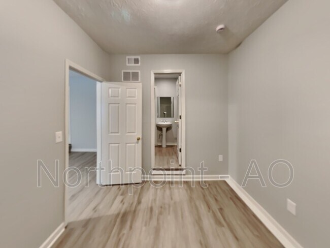Building Photo - 5761 Western Hills Dr