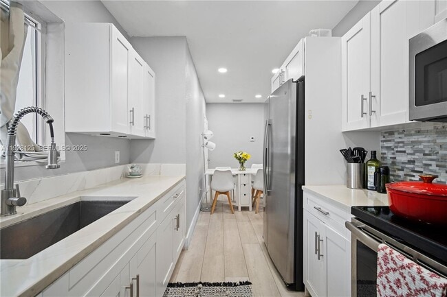 Building Photo - 16101 NE 11th Ave