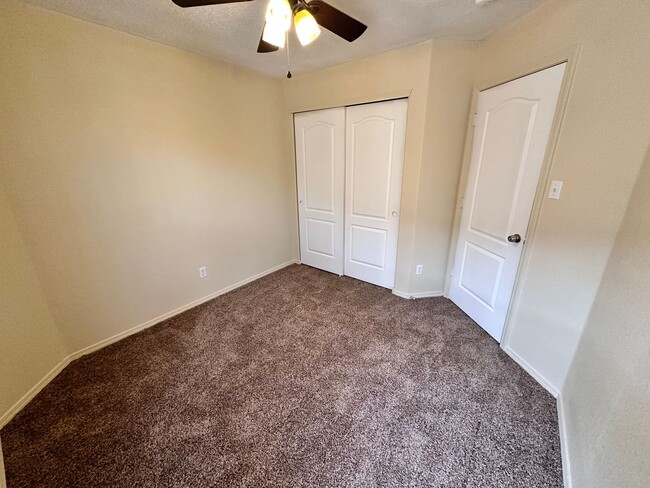 Building Photo - Super cute 3 bed 2 bath home in Huning Ranch. MOVE IN SPECIAL! 1/2 OFF 2ND MONTHS RENT!
