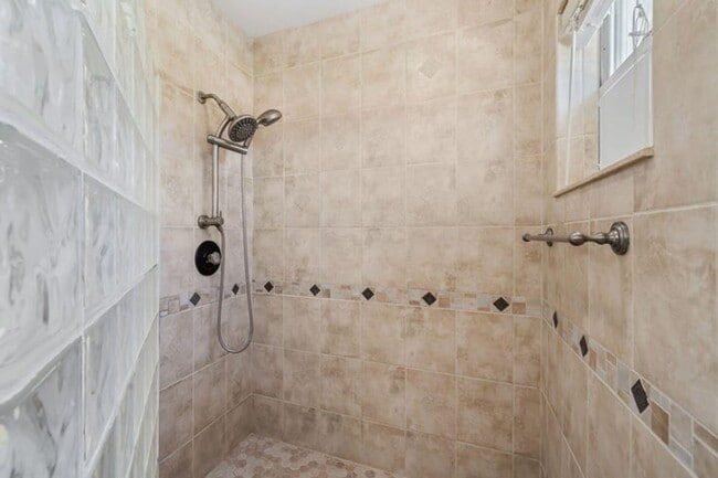 Building Photo - 1527 S Club Dr