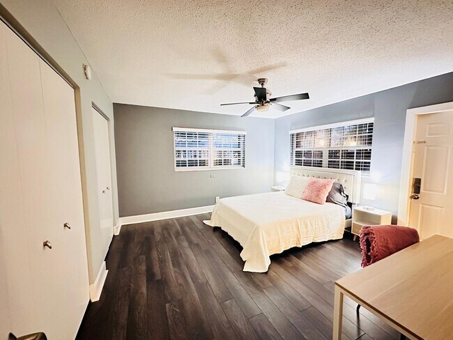 Building Photo - 2424 NE 9th St