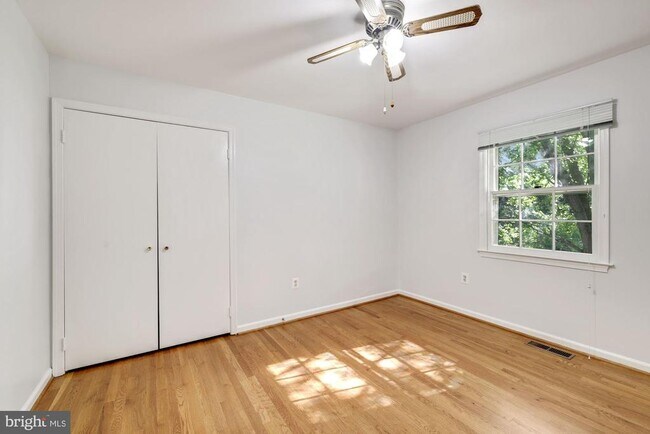 Building Photo - 8208 Gainsborough Ct W