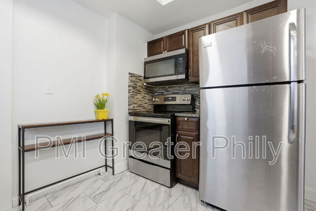 Building Photo - 1916 S Salford St